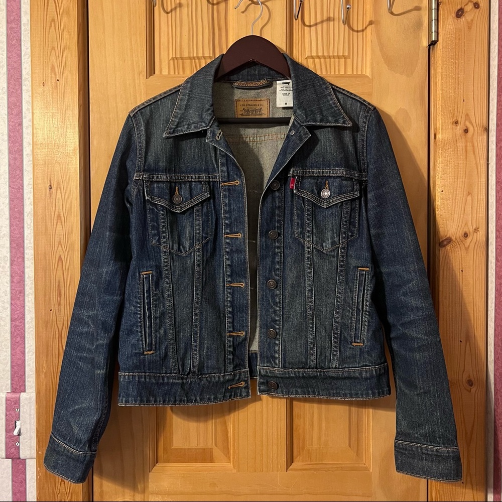 levi’s navy blue denim jacket